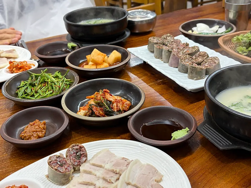 Finishing a meal at Mubokka Gukbap Gamsam Branch