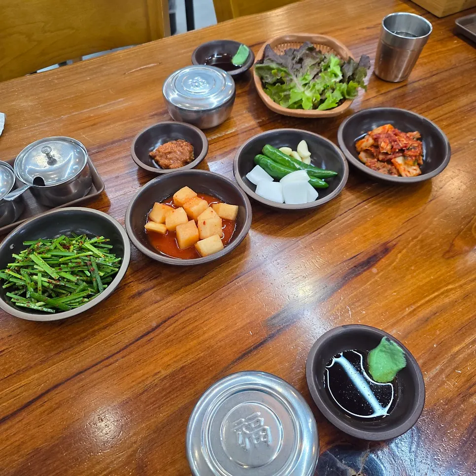 국내산 김치와 깍두기 반찬 접시