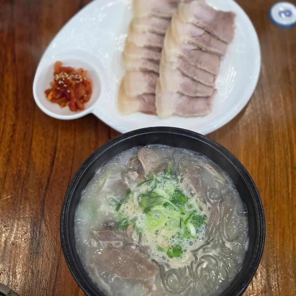 한우 사골육수 돼지국밥 한 그릇