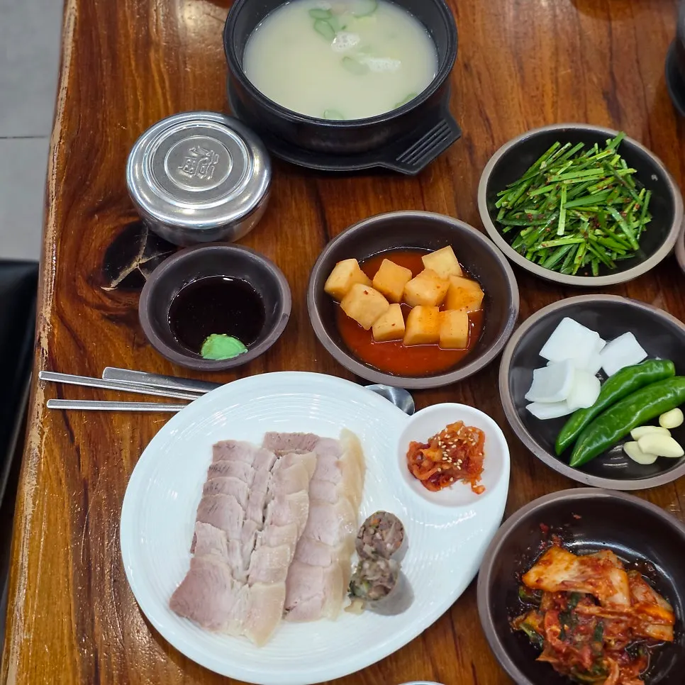 국밥 속 고기를 건져 올린 모습