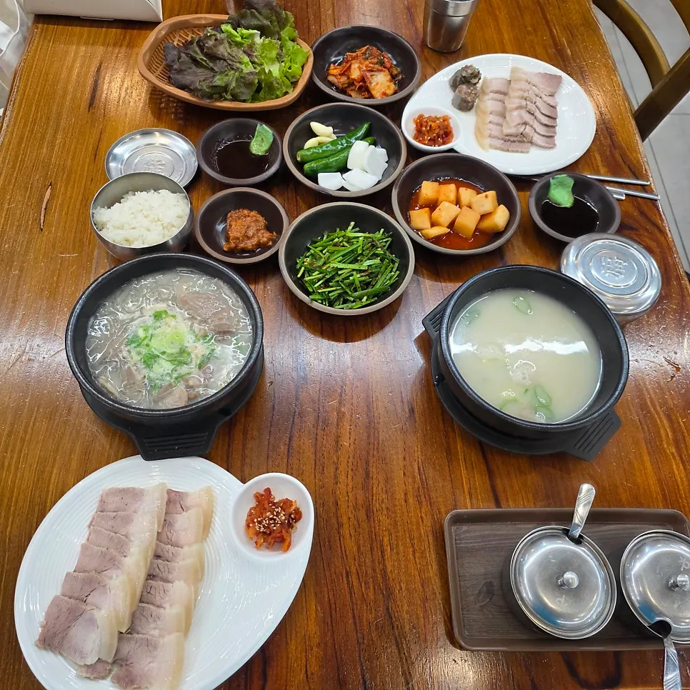 국밥 국물을 떠 담은 숟가락