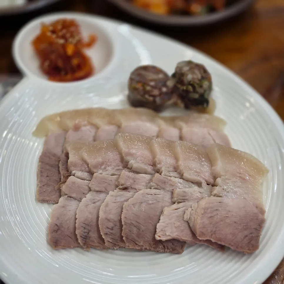 얇게 썬 수육 한 점