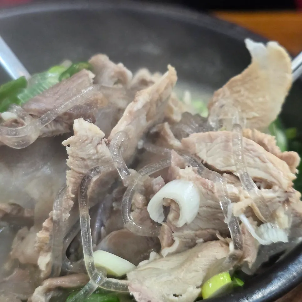 고기와 당면이 푸짐한 국밥 그릇