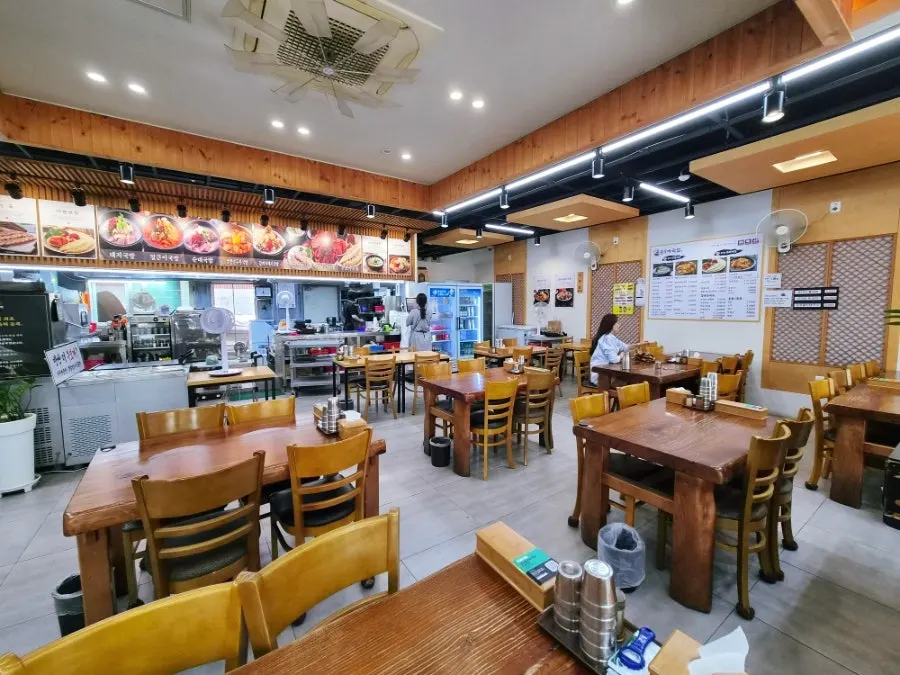 간격이 넉넉한 국밥집 테이블 좌석