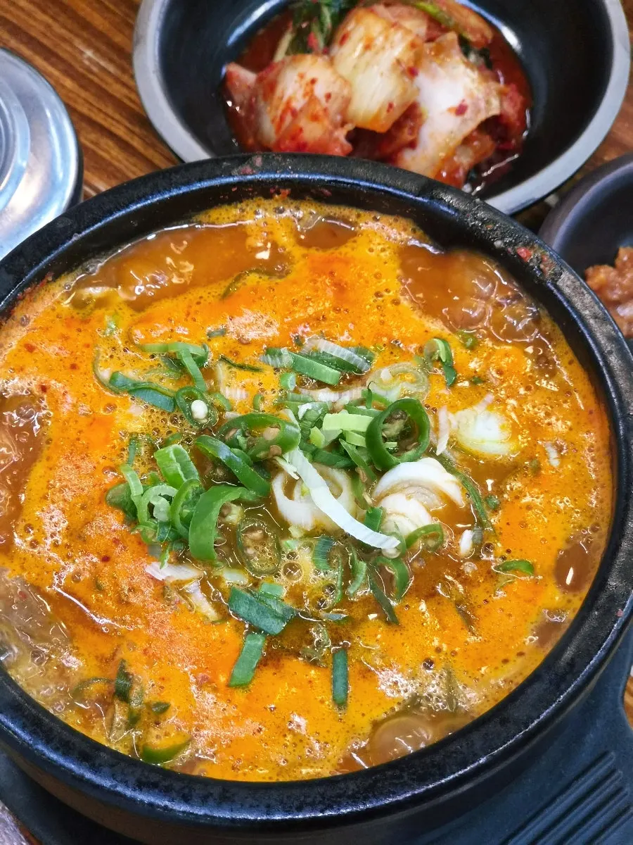 김치와 깍두기를 담아온 셀프바 반찬