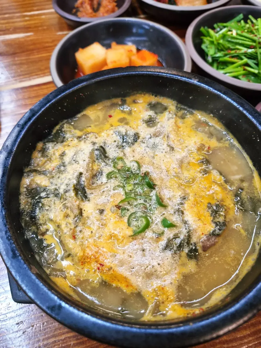 콩나물과 당면이 든 얼큰이 순대국밥 속 건더기