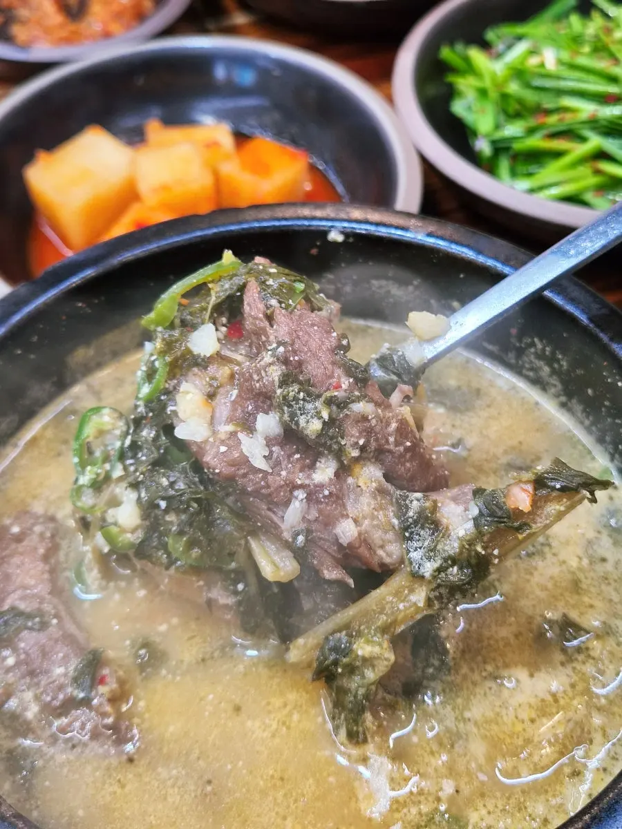 시그니처 메뉴 갈비시래기국밥 상차림