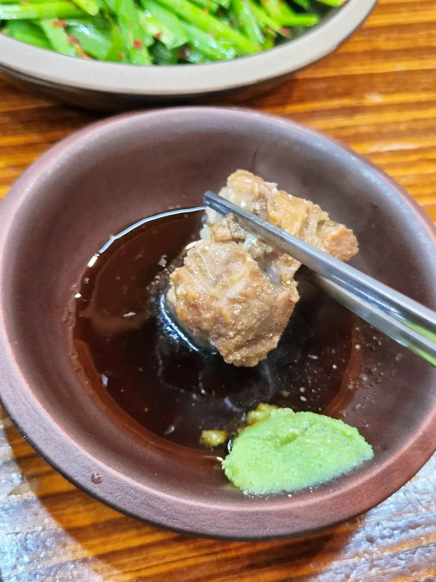 살이 두툼하게 붙은 큼직한 갈비