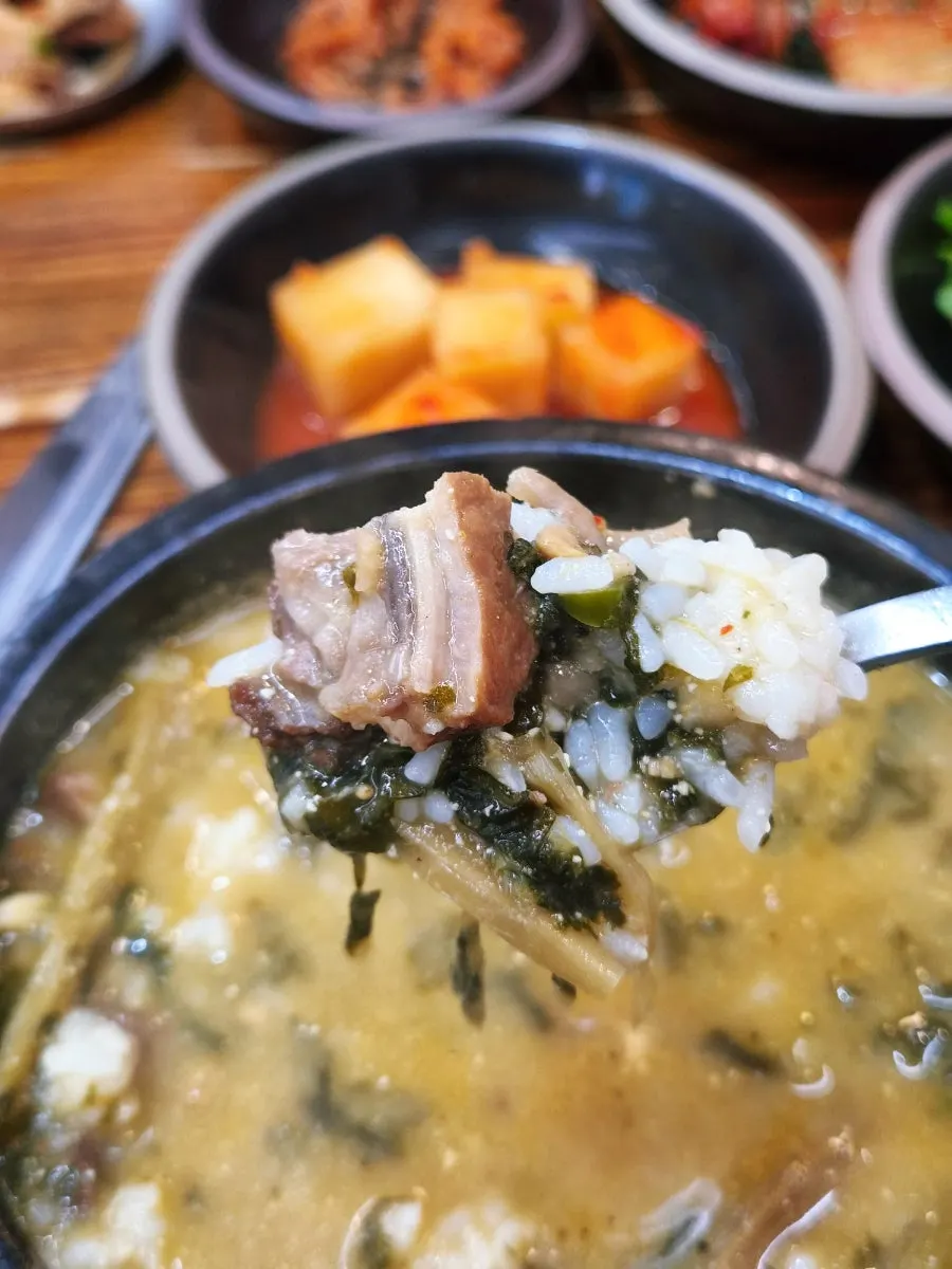가위로 한 입 크기로 자른 갈비살