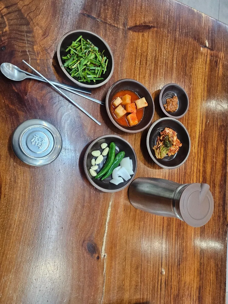 벽면에 부착된 무보까국밥 감삼점 메뉴판