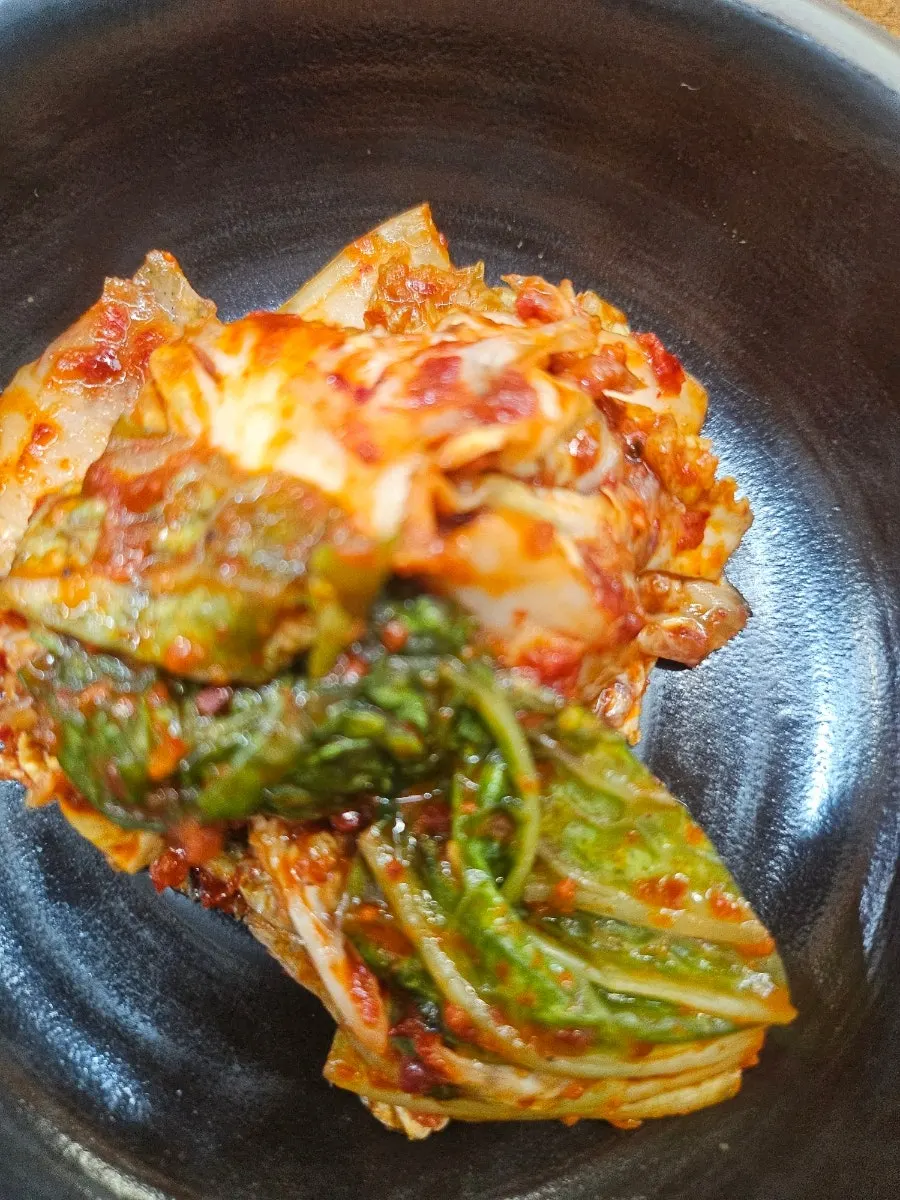 부추무침과 깍두기 등 국밥 기본 반찬 세팅