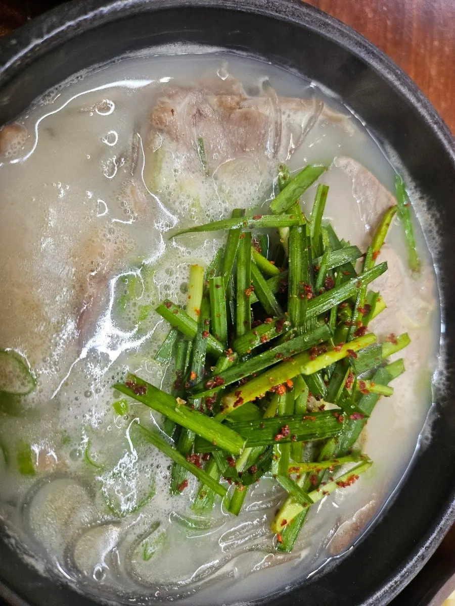 뚝배기에 끓으며 나온 순대국밥