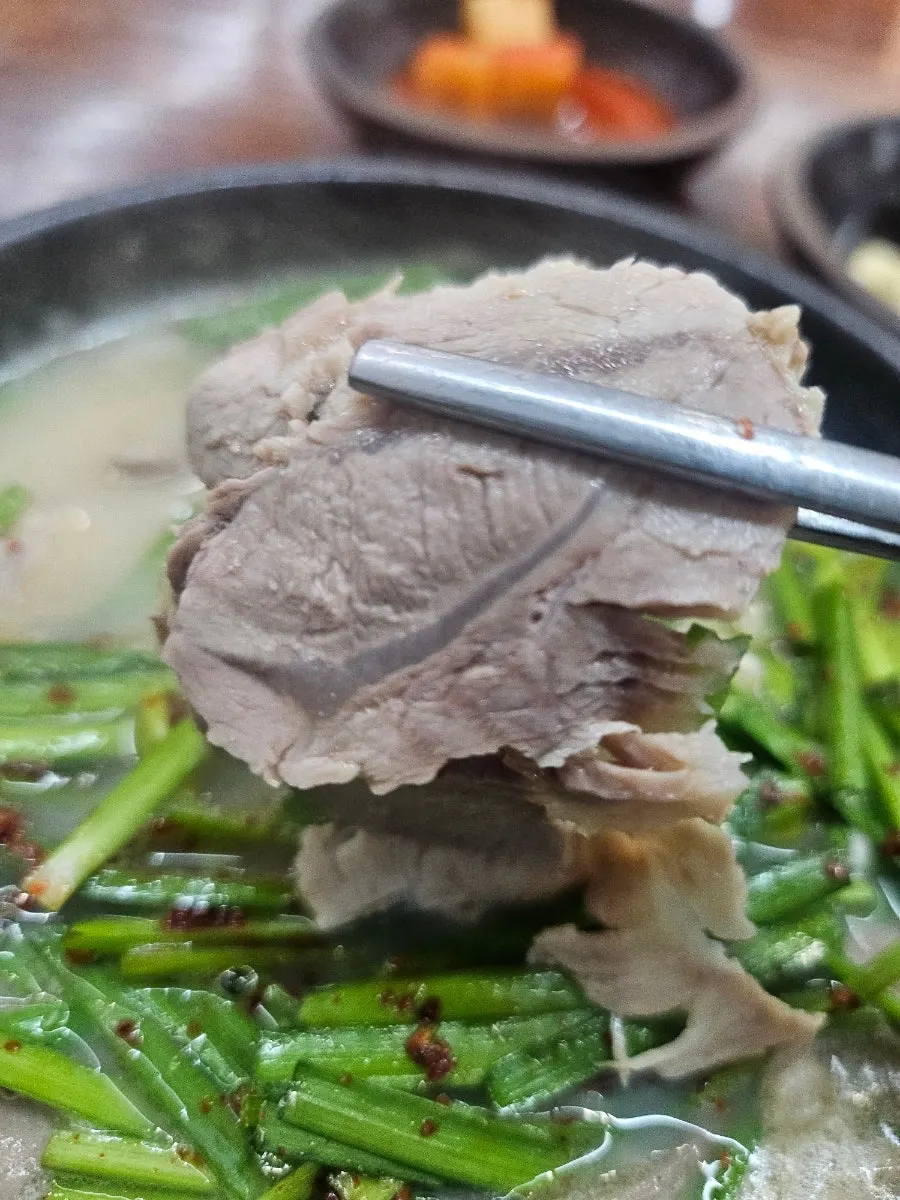 뽀얗고 진한 순대국밥 국물