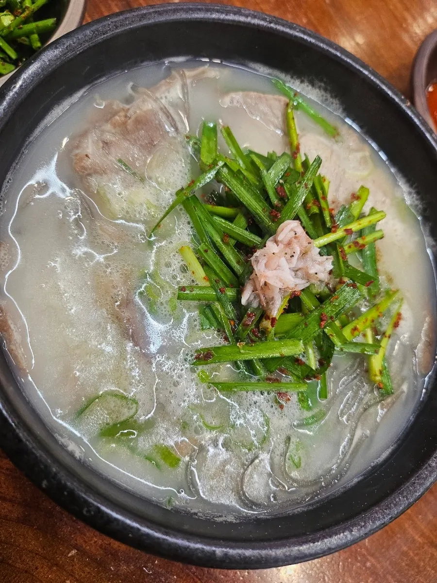 고기와 순대가 들어간 순대국밥 속재료