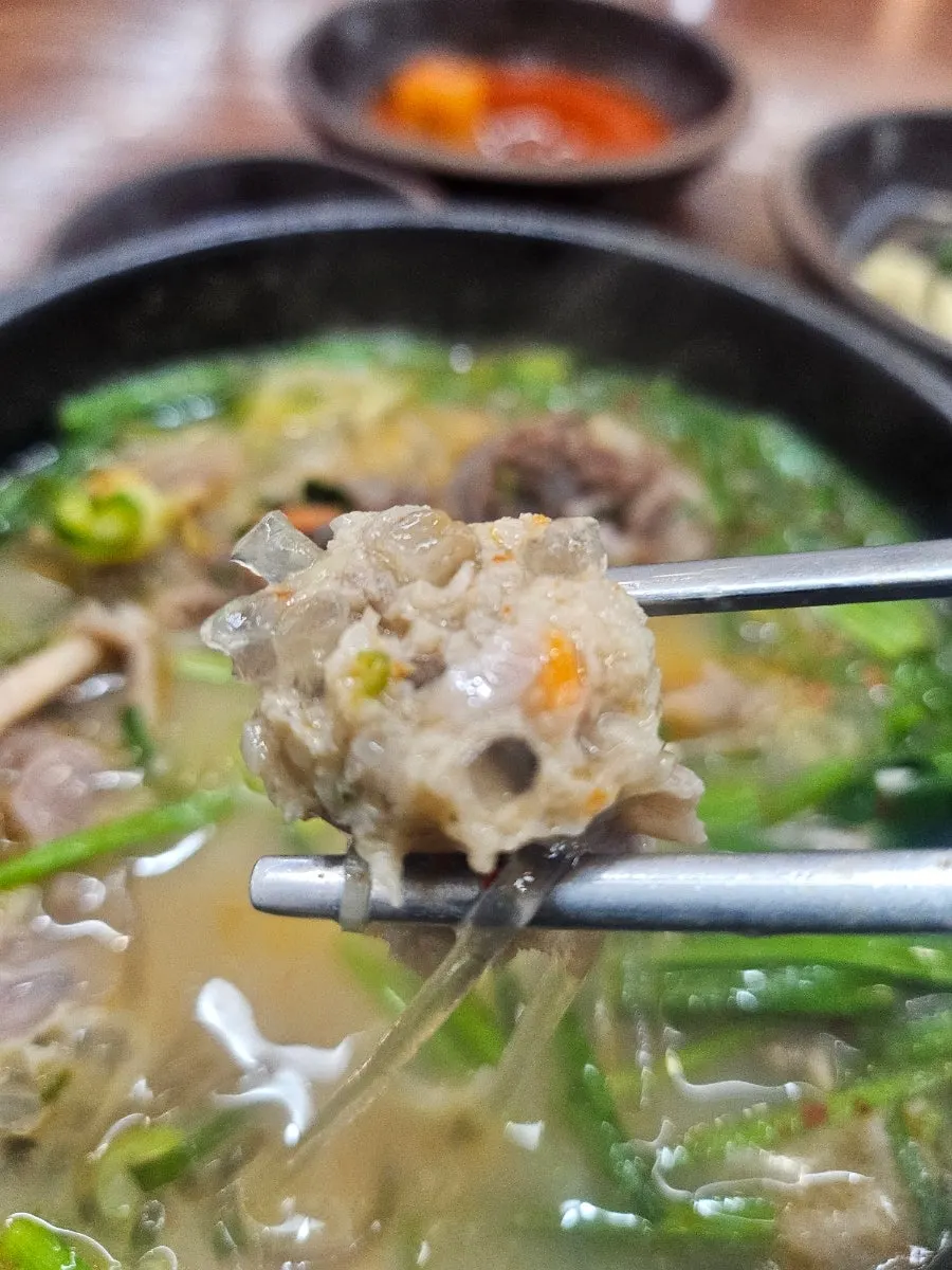 순대국밥 한 숟갈 뜬 모습