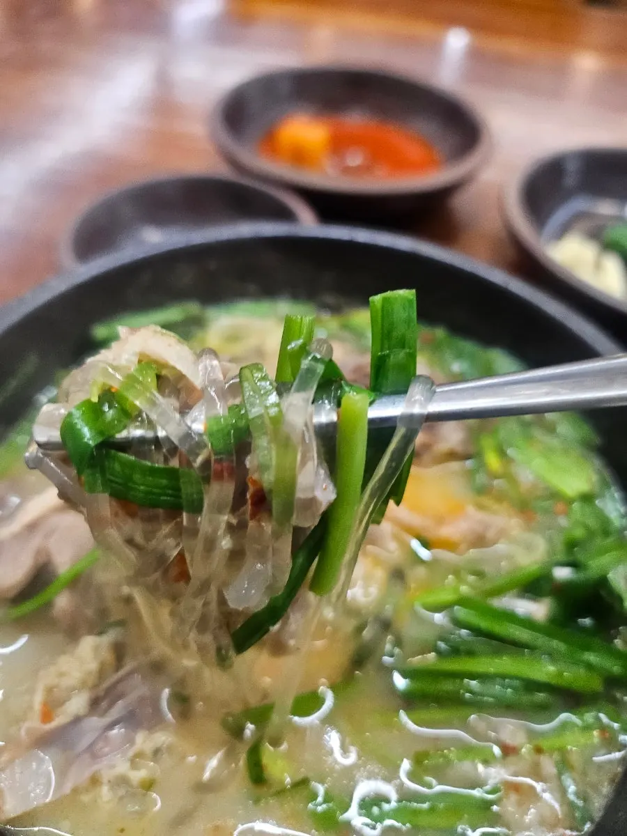 순대국밥과 밑반찬 상차림