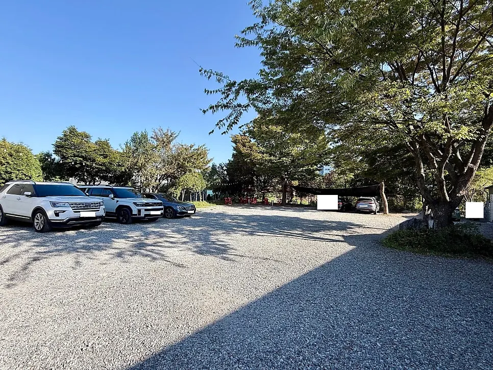 Parking area and entrance in front of the restaurant