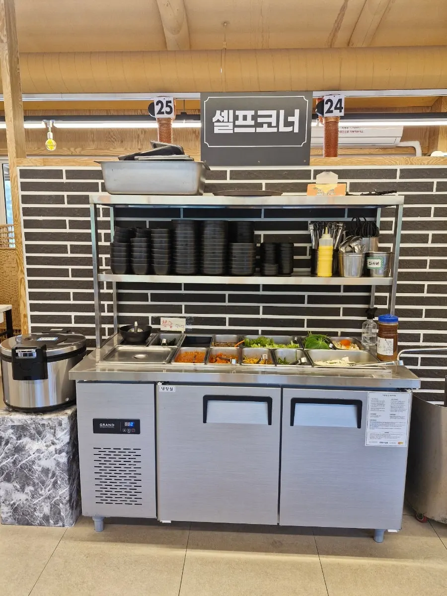 계산 카운터에 진열된 과자 주전부리
