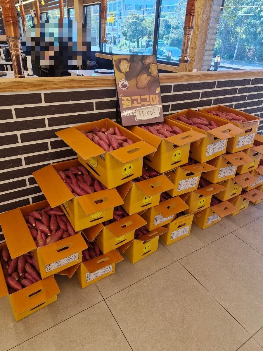 매장에 준비된 앞치마와 아기의자