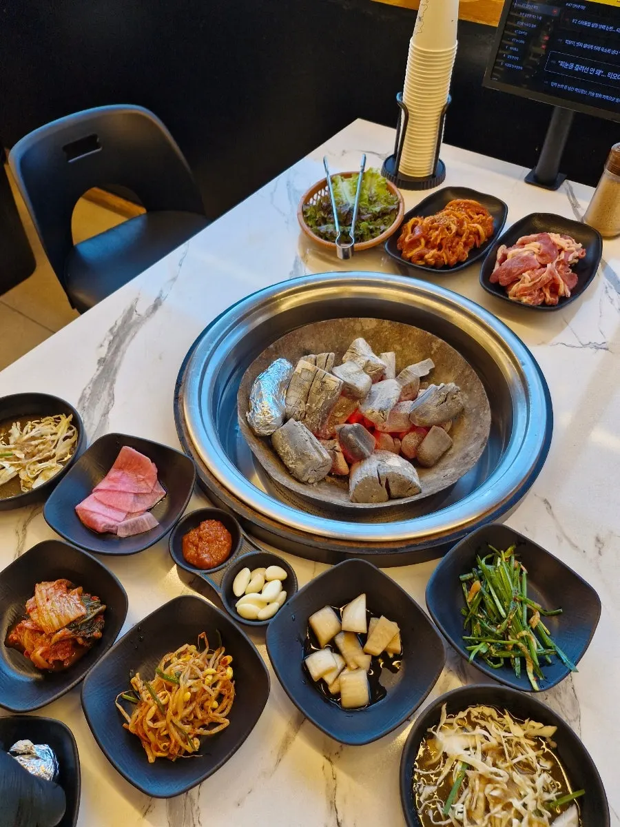 생오리 반 주물럭 반 주문한 상차림