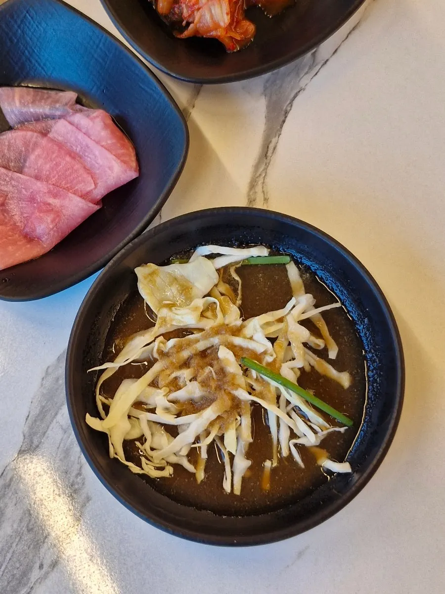 쌈채소와 기본 밑반찬 한 상