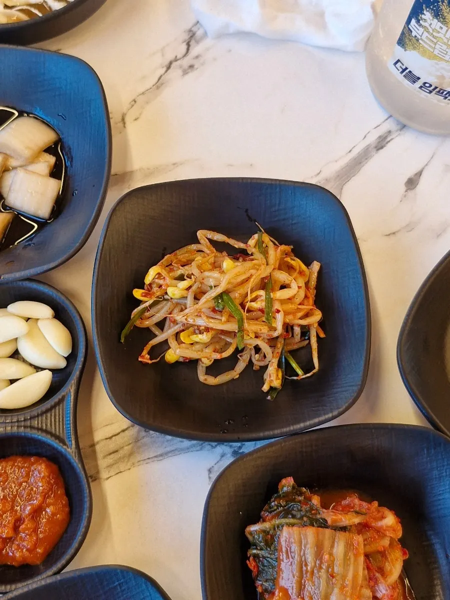 양파장아찌와 쌈무 등 곁들이 반찬