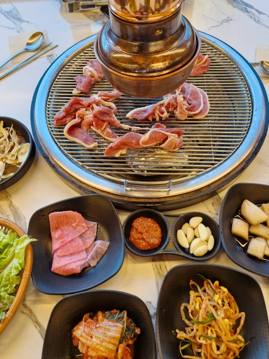 숯불 석쇠에 올린 생오리고기