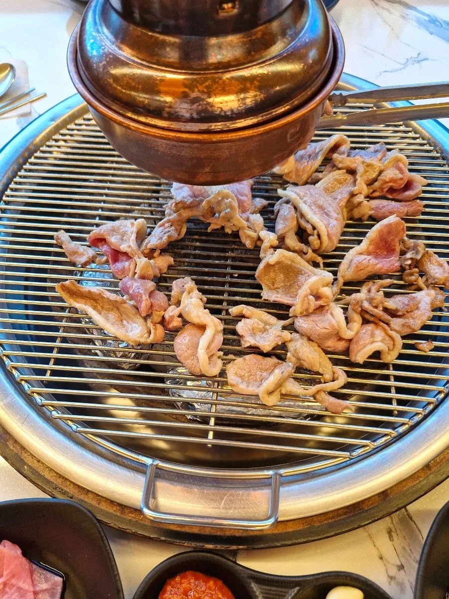 숯불에 익어가는 생오리 숯불구이
