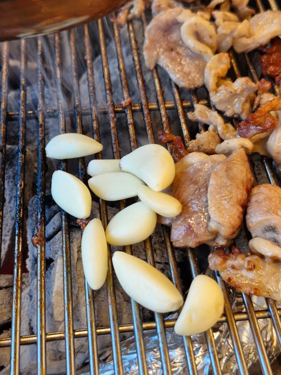 통마늘과 함께 구운 오리고기
