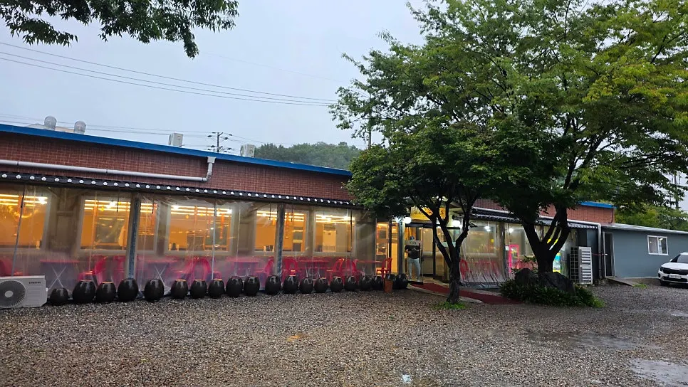 ภาพภายนอกร้าน Ganaandeok Gyeyang Branch ในวันฝนตก