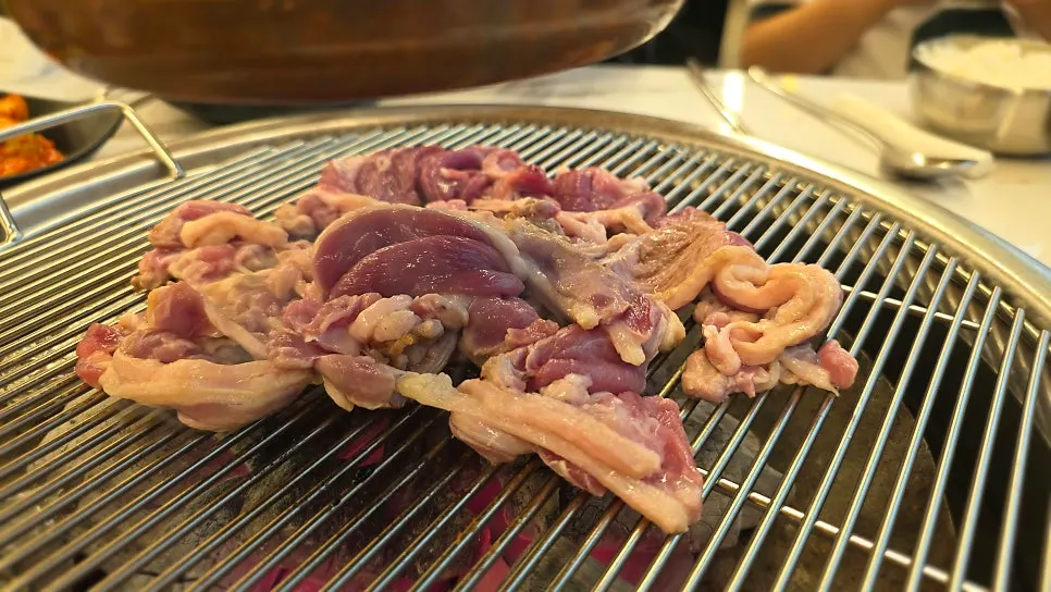 เนื้อเป็ดสดวางบนเตาถ่าน