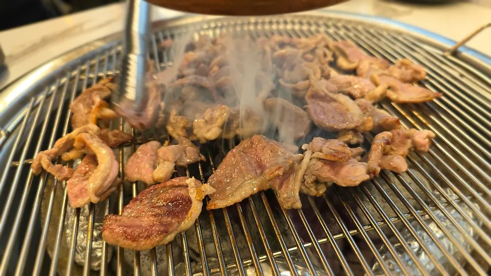 เนื้อเป็ดกำลังค่อยๆ สุกบนถ่าน