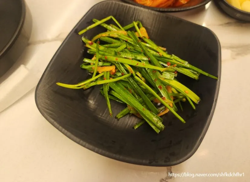 양파장아찌와 콩나물무침 등 기본 반찬
