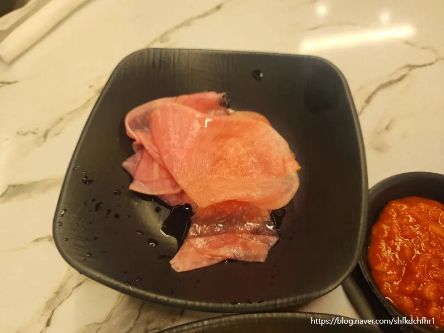마늘과 쌈장이 담긴 반찬 접시