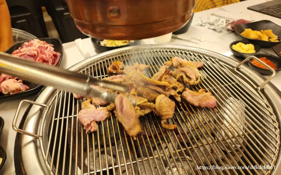 숯불 위에 올린 생오리 한 마리