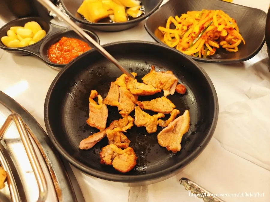 노릇하게 익어가는 생오리 숯불구이