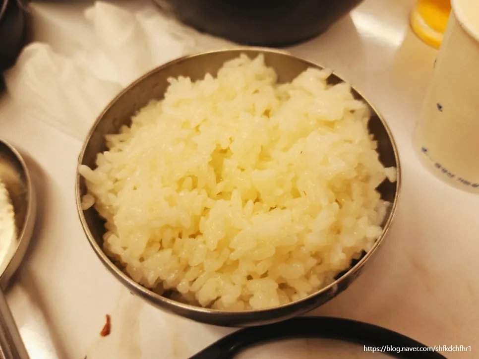 한 입 크기로 자른 오리 숯불구이