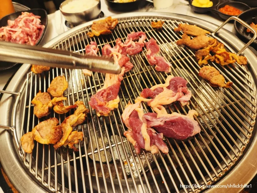 상추에 쌈 싸 먹는 오리고기