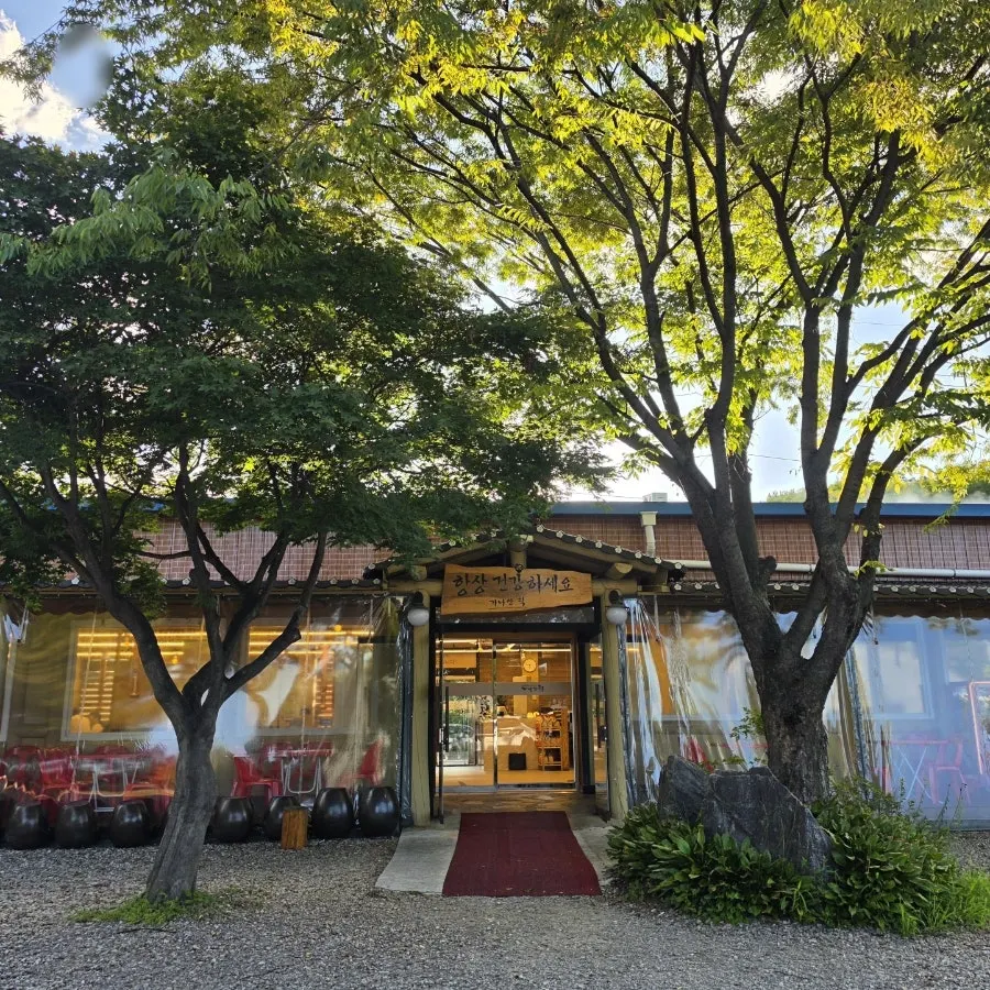 Exterior of Ganaandeok Gyeyang Branch and parking space out front
