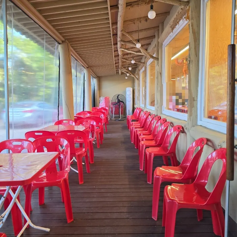 Dining hall of Ganaandeok Gyeyang Branch with wide table spacing