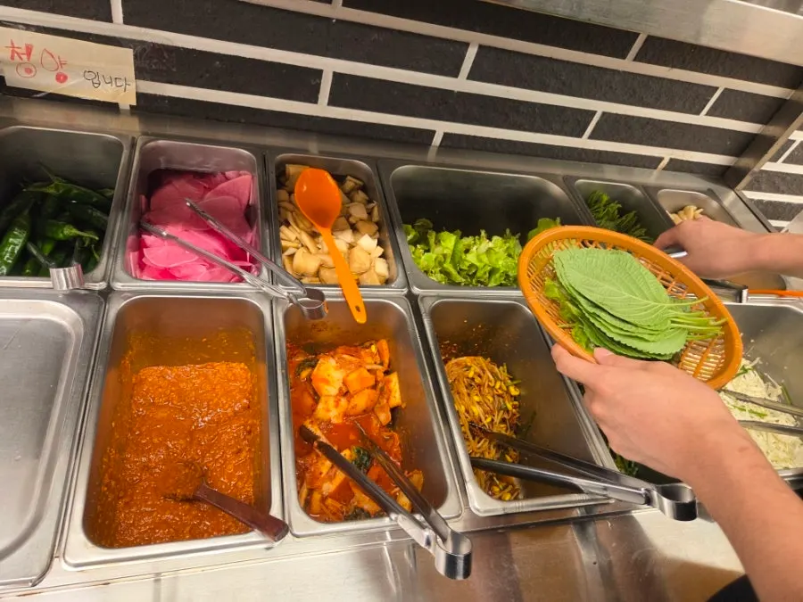 Self-serve lettuce wrap refill corner