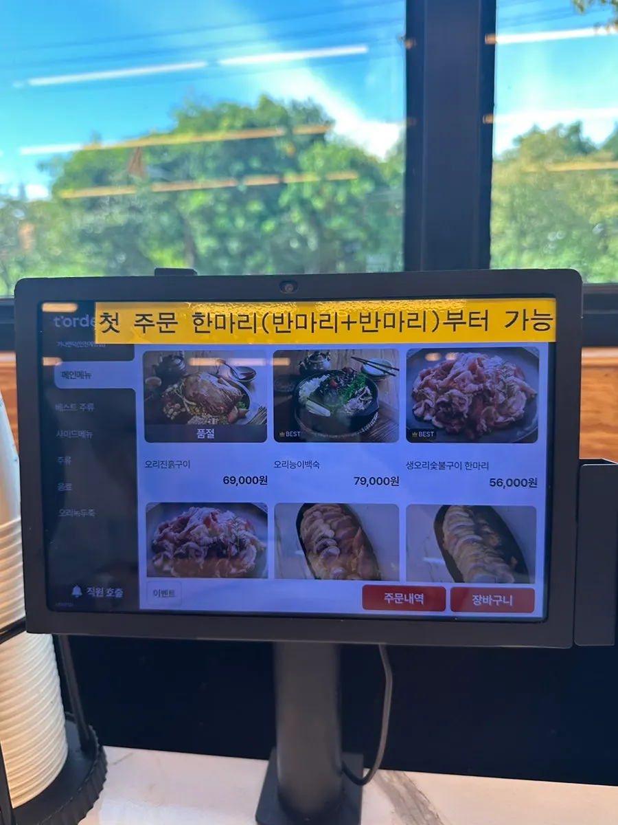 공간이 구분된 넓은 홀 내부