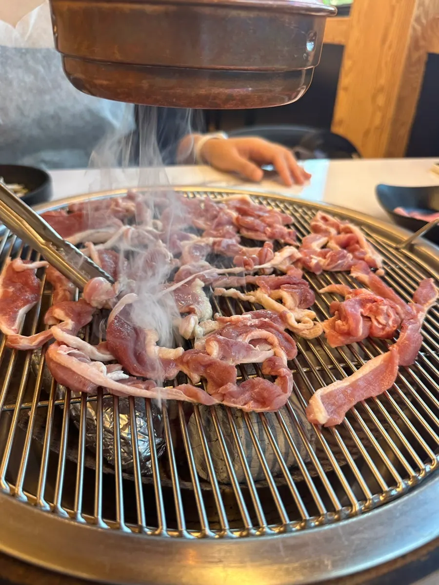 생오리 반 양념 주물럭 반 반반 상차림