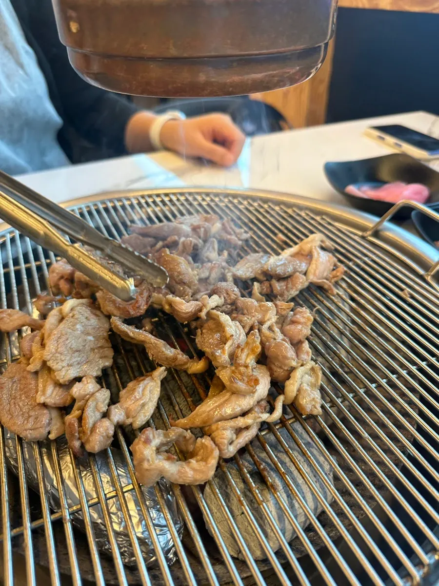 불판에 올린 생오리와 양념 주물럭