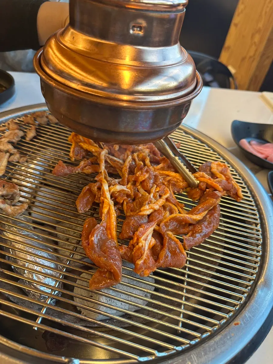 숯불에 구워지는 생오리고기