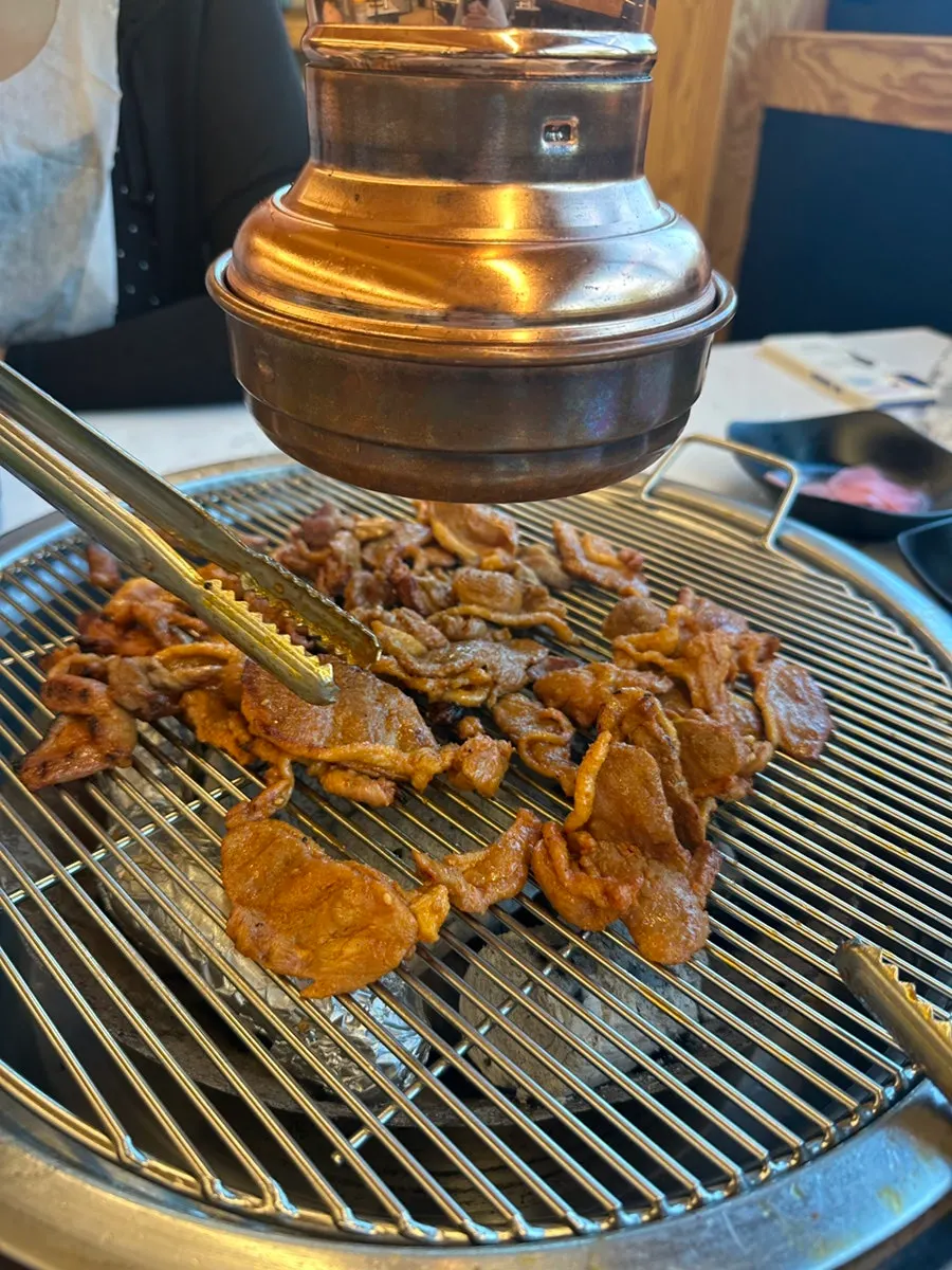 담백하게 구워진 생오리 한 점