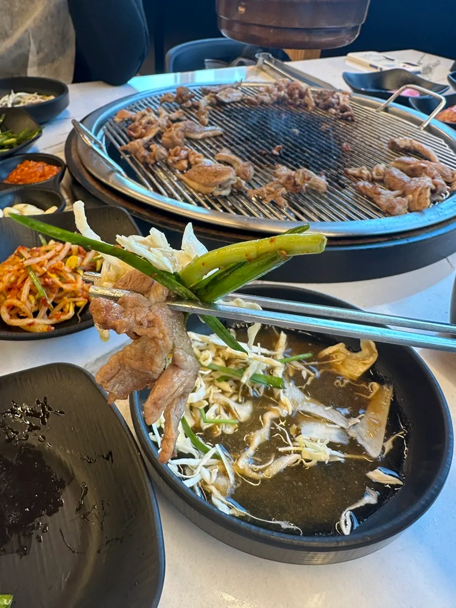 쌈에 올린 양념 주물럭