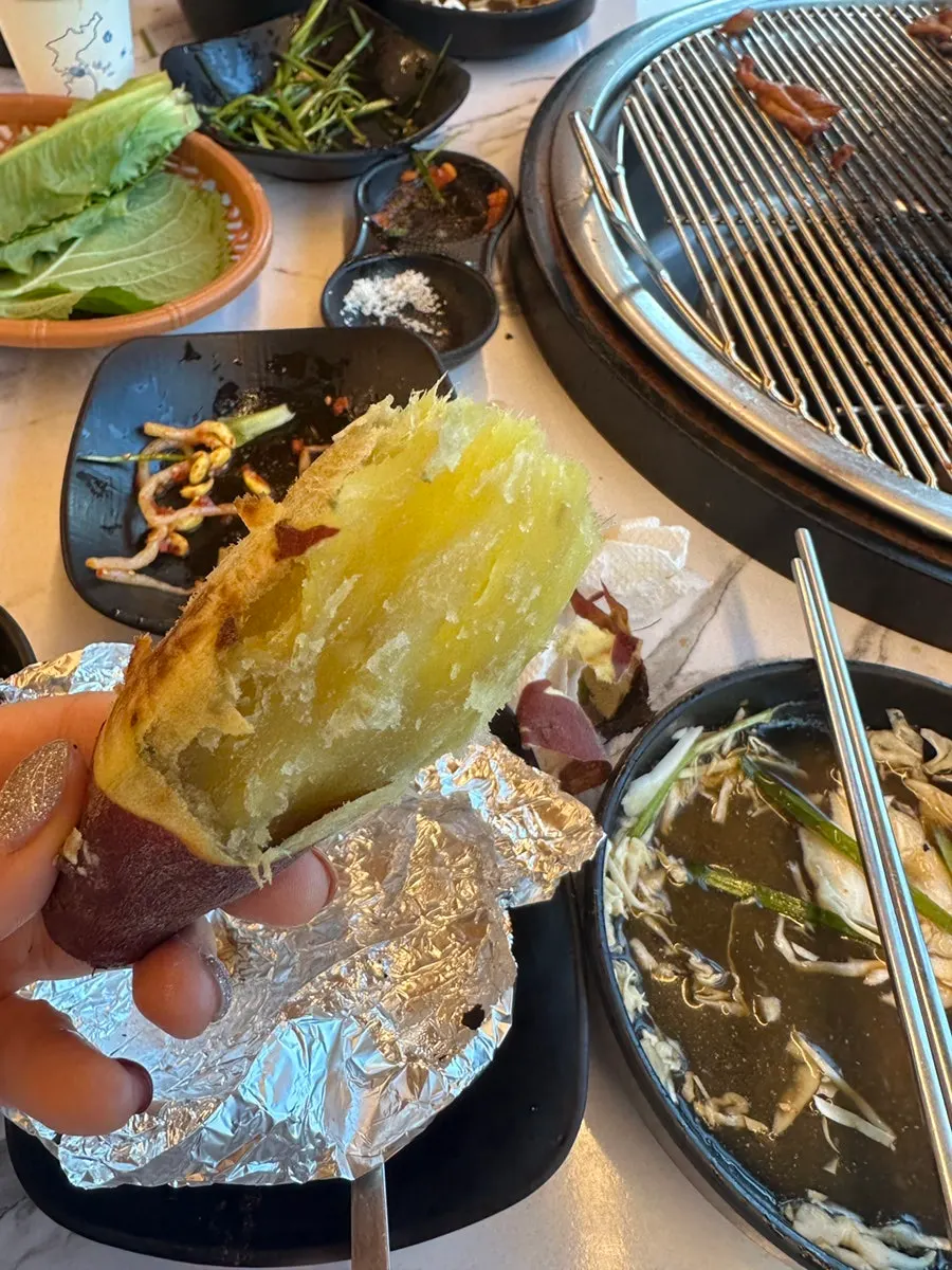숯불 화로에서 익는 고구마
