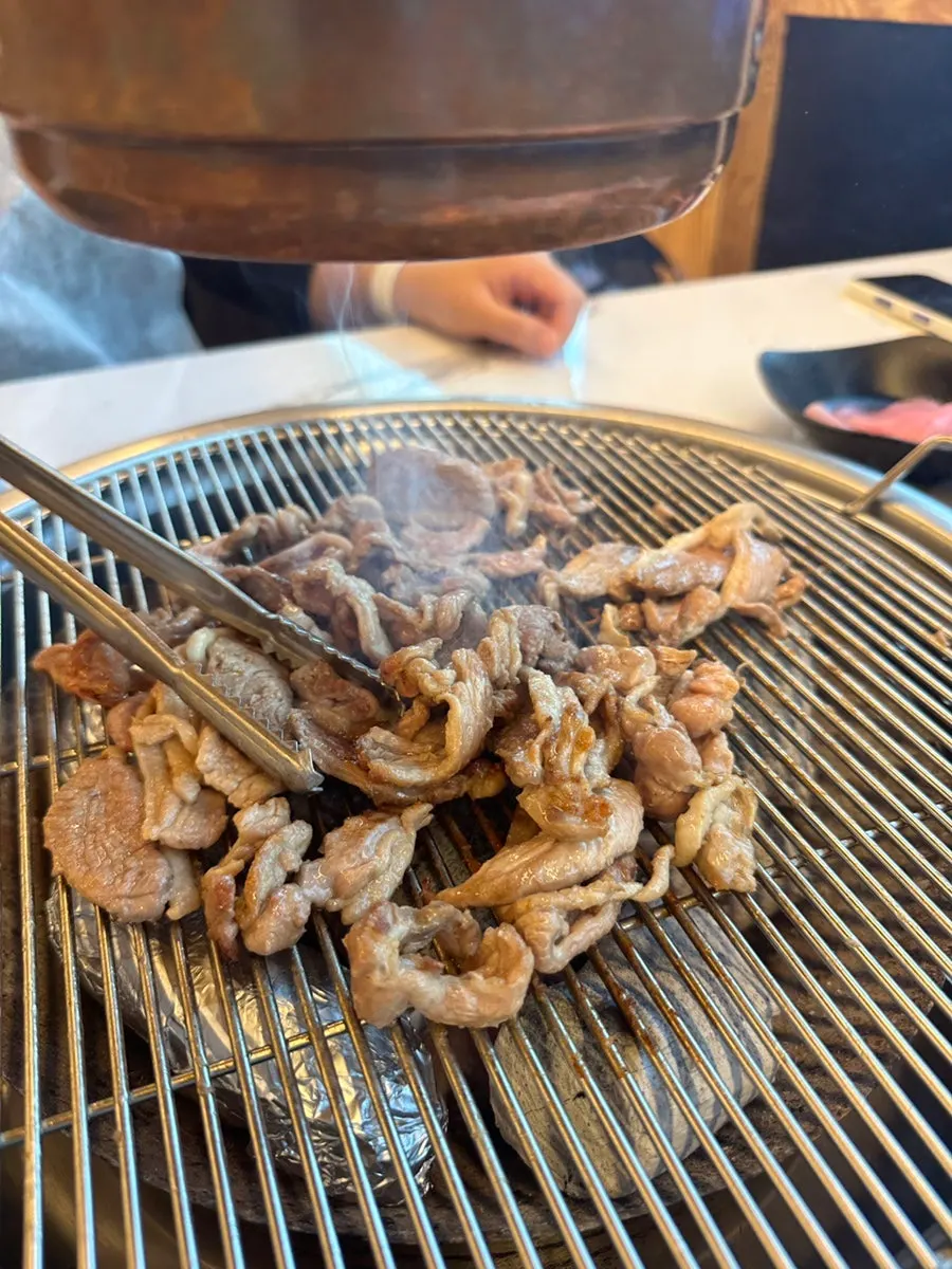 알찬 밑반찬 구성이 놓인 식탁