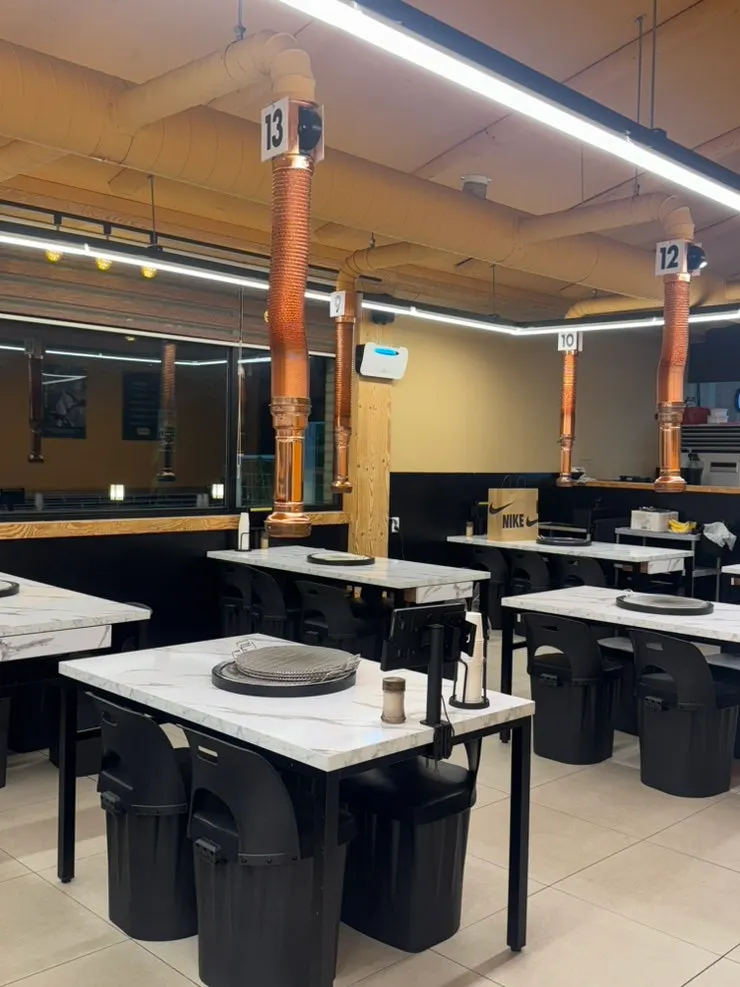Spacious dining hall seating at Ganaandeok Gyeyang Branch